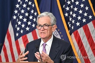 (LEAD) U.S. Fed cuts key lending rate by quarter-percentage point