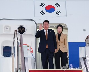 (LEAD) First lady will not accompany Yoon on overseas trip amid influence-peddling scandal