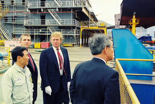 Trump at S. Korean shipyard in 1998