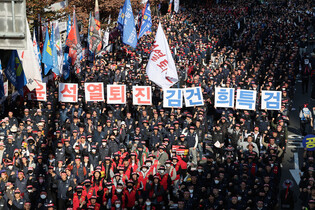 Labor union members out on streets