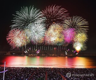 광안대교 조명 꺼진 부산불꽃축제…"연출 직전 케이블 파손"
