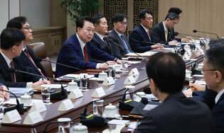 Yoon convenes emergency meeting on economy, security