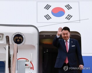 (LEAD) Yoon departs for Peru to attend APEC summit