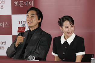 S. Korean actor Song Seung-hun and actress Jo Yeo-jung