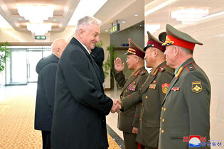 Russian military academy group visits N. Korea