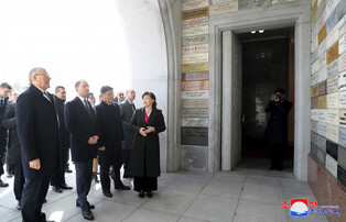 Russian delegation tours Pyongyang