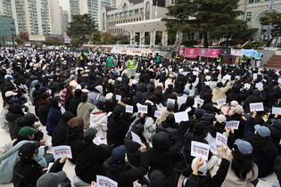 Protest against conversion of women's university to coed