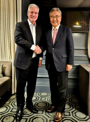 Ex-S. Korean FM Park Jin meets Trump's diplomatic adviser