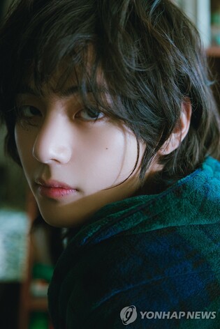 BTS 뷔, 겨울 재즈곡 '윈터 어헤드' 29일 발표…박효신과 듀엣