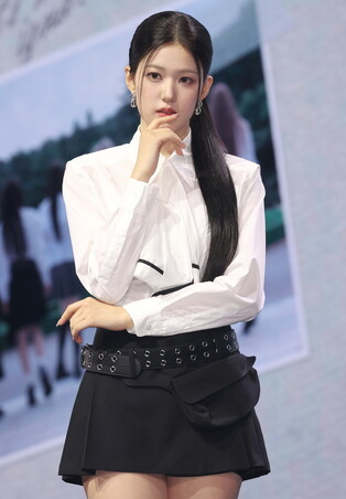 S. Korean girl group Izna