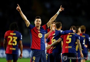 '멀티골' 레반도프스키, 호날두·메시 이어 'UCL 100호골' 돌파