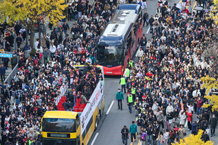 Kia Tigers celebrate Korean Series win in car parade