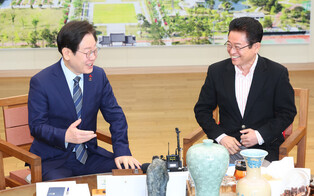 Opposition leader meets North Gyeongsang governor