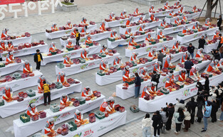Kimchi-making for needy