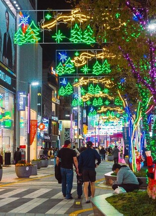 "상권 살리겠다" 기간 늘리는 부산 빛축제…콘텐츠는 '글쎄'