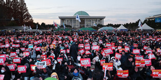 Anti-gov't rally amid impeachment vote