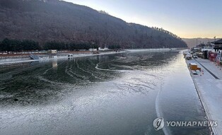 '반갑다 추위야' 화천산천어축제장 결빙…축제 성공 예감