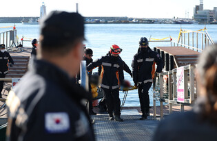 7 people aboard capsized boat found in cardiac arrest