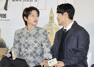 S. Korean actors Lee Hee-jun and Song Joong-ki