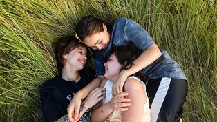 애처롭고도 사랑스러운 세자매의 성장기…영화 '파라다이스'