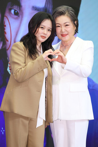S. Korean actresses Kim Hae-sook and Jung Ji-so