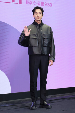 S. Korean actor Jin Young