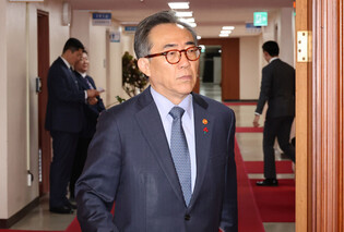 FM Cho attends Cabinet meeting