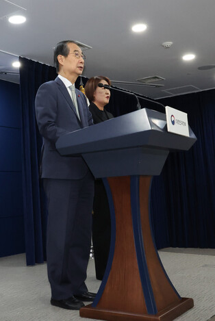 Han delivers statement to public