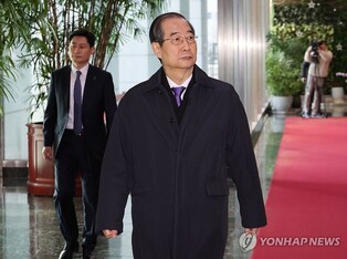Acting President Han to receive briefings from presidential office this week