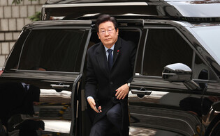 Opposition leader at court