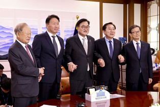 Speaker meets biz leaders