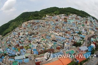 빈집 활용해 '외국인을 붙잡아라'…관광지 된 피란 마을의 계획