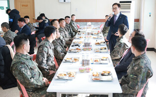 Speaker visits border Amy unit
