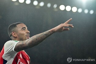 제주스 해트트릭…아스널, 카라바오컵 준결승 진출