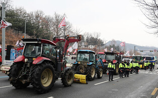 Tractor protest blocked by police