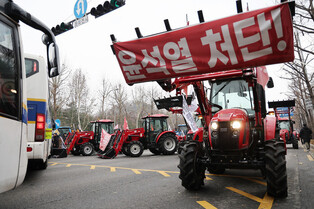 Tractor protest blocked by police
