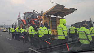 Anti-Yoon tractor march