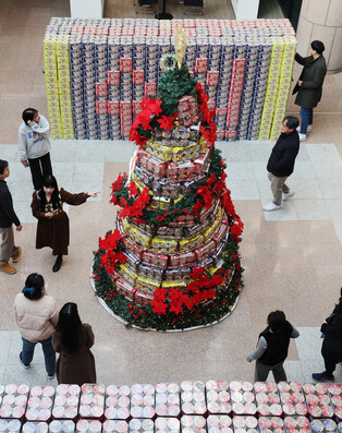 'Cup Christmas tree'