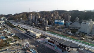 "환영합니다" 삼척시, 동해선 첫 번째 열차 승객 환영 행사