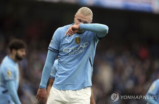 홀란 PK 실축·페르난드스 퇴장…울고 싶은 '맨체스터 형제'(종합)