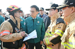 Acting president at airplane crash site