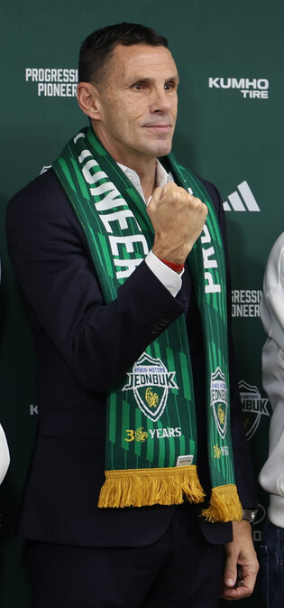 Former Premier League tactician Gus Poyet