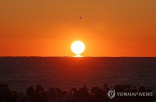 "새해엔 아무 걱정 없기를"…육지 첫 일출 간절곶 차분한 해맞이