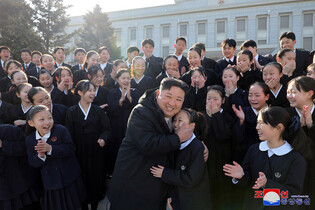 N.K. leader meets art troupe of Korean schoolchildren in Japan