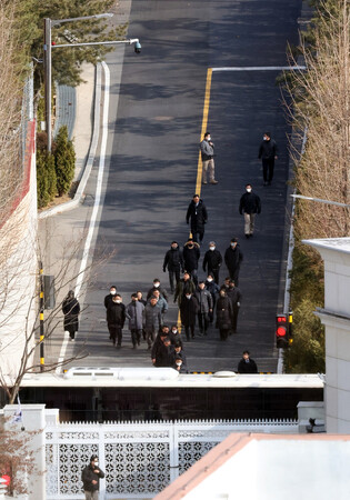 Execution of warrant to detain Yoon halted