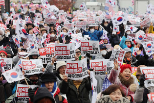 Protesting against Yoon's impeachment