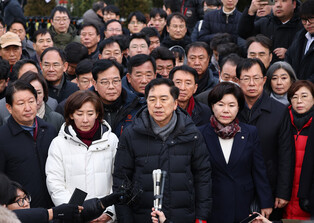 Ruling party lawmakers gather at presidential residence