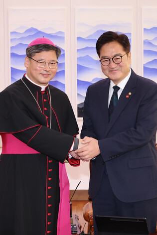 Parliamentary leader meets archbishop of Seoul