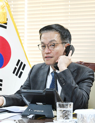 Acting president holds phone talks with U.N. chief