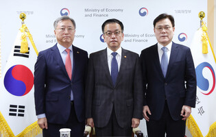 Acting president meets financial envoys
